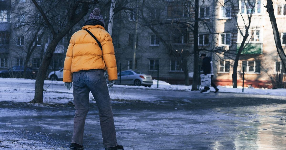 OPREZA NIKAD DOSTA! Poledica u Skoplju naterala je ovog čoveka na neobično rešenje: SNIMAK JE HIT