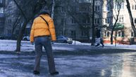 OPREZA NIKAD DOSTA! Poledica u Skoplju naterala je ovog čoveka na neobično rešenje: SNIMAK JE HIT