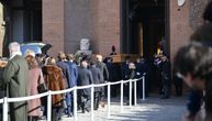 Iznose sanduk, jecaji svetskih zvezda odjekuju: Počela sahrana Valentina