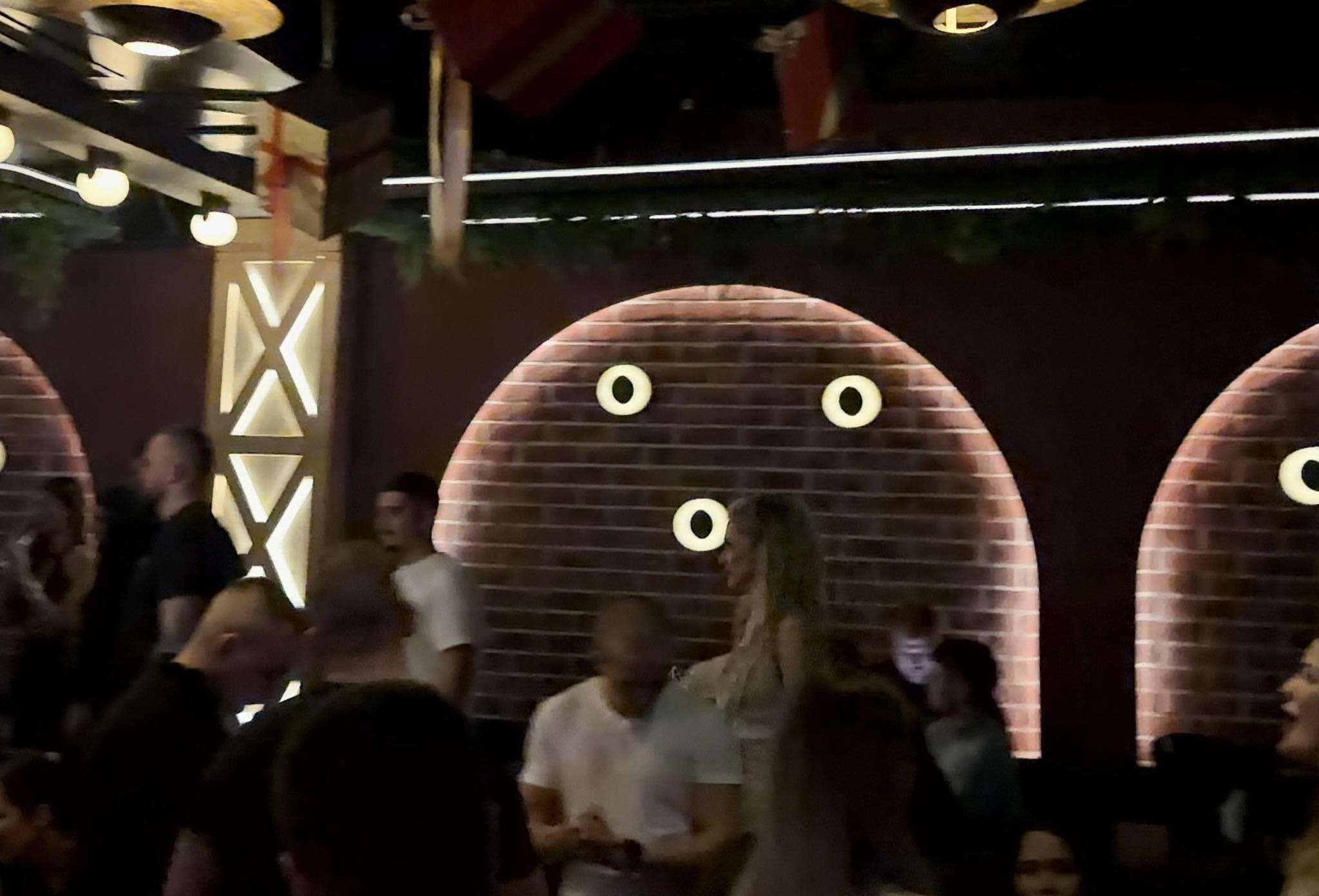 Paparaco! Milica Veličković sa misterioznim muškarcem u noćnom provodu! Evo šta je radila - svi primetili OVO