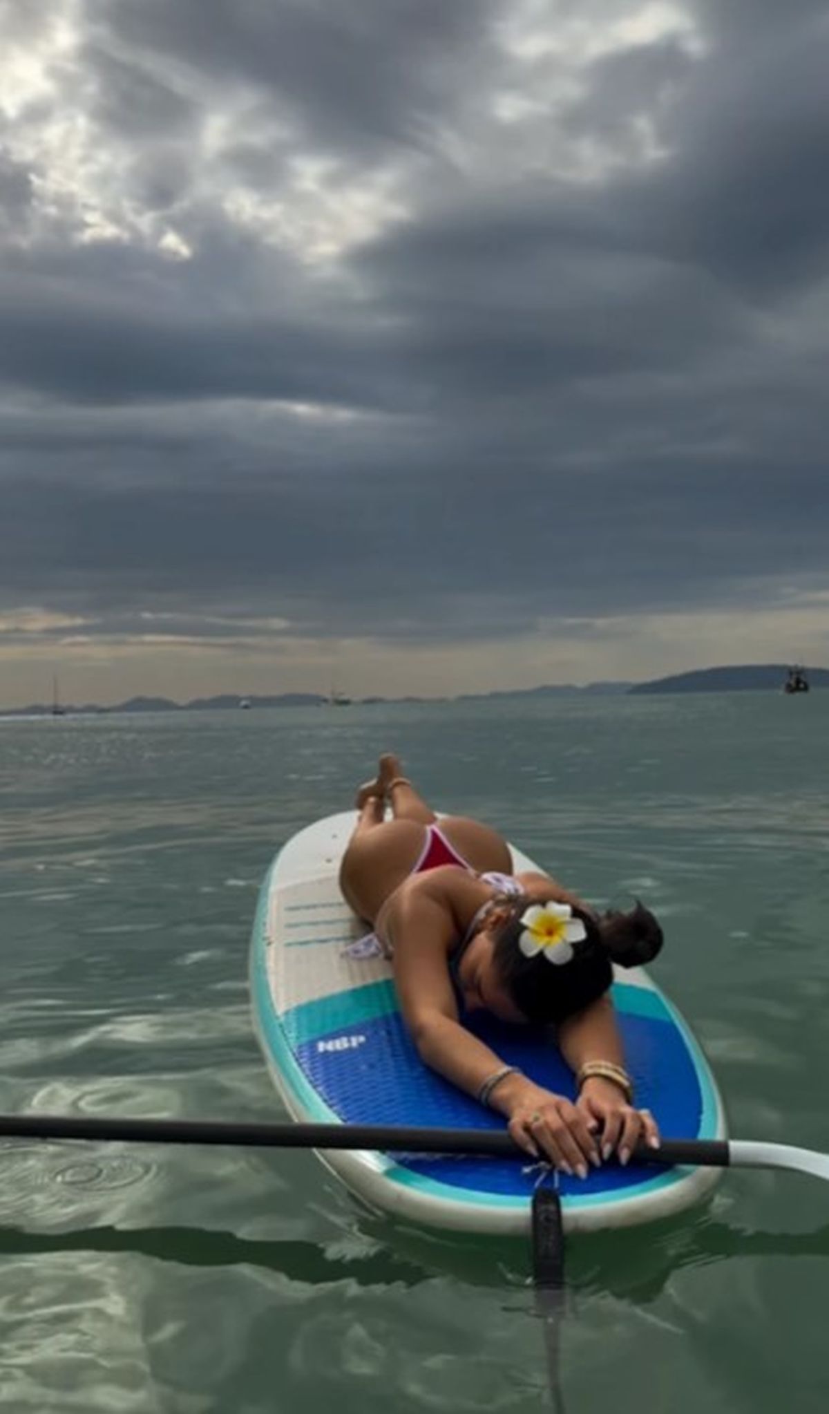 Anđela u tangama legla na dasku, pa zbacila zadnjicu: Posle raskida u vrućim pozama mami na mrežama