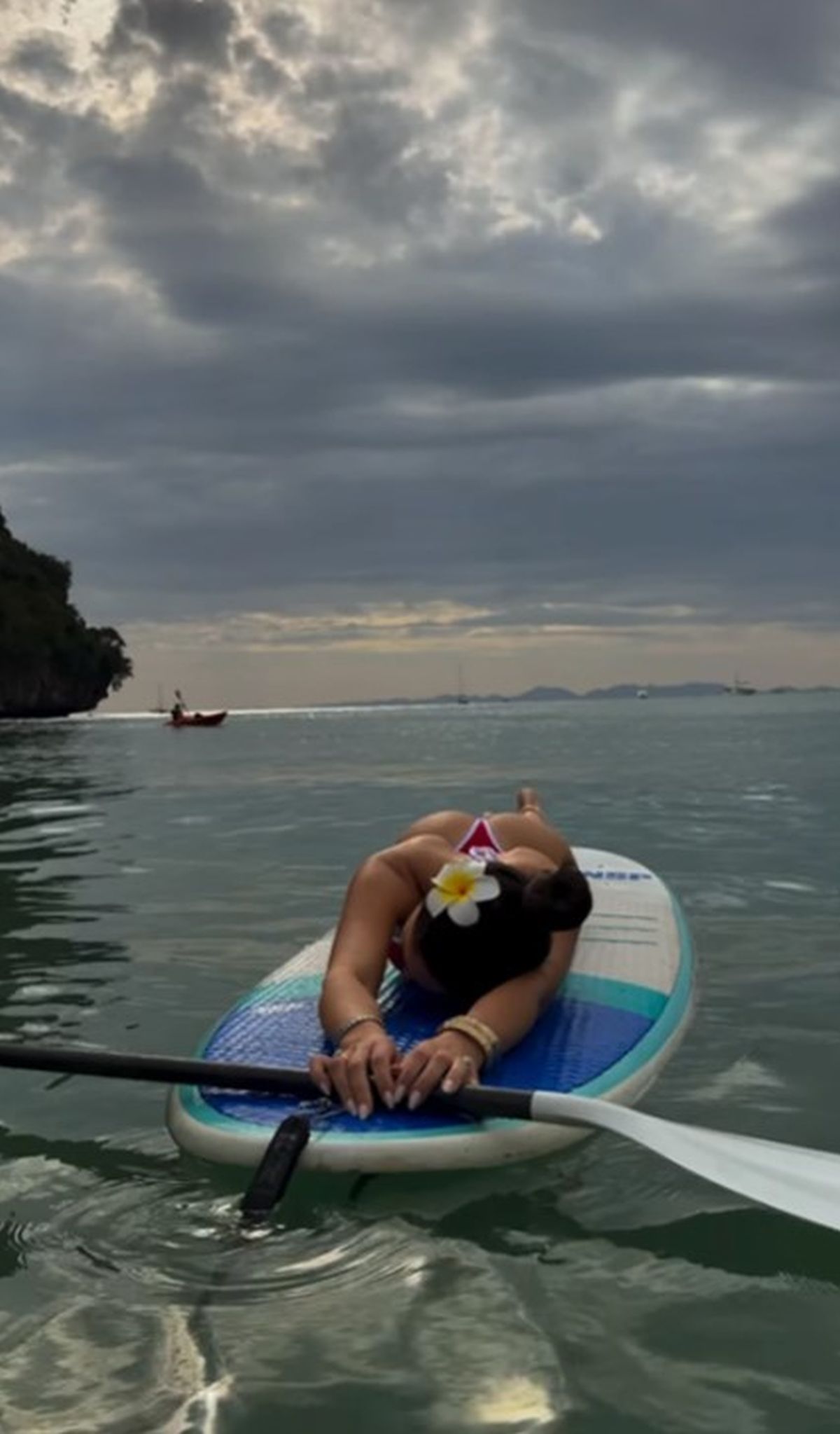 Anđela u tangama legla na dasku, pa zbacila zadnjicu: Posle raskida u vrućim pozama mami na mrežama