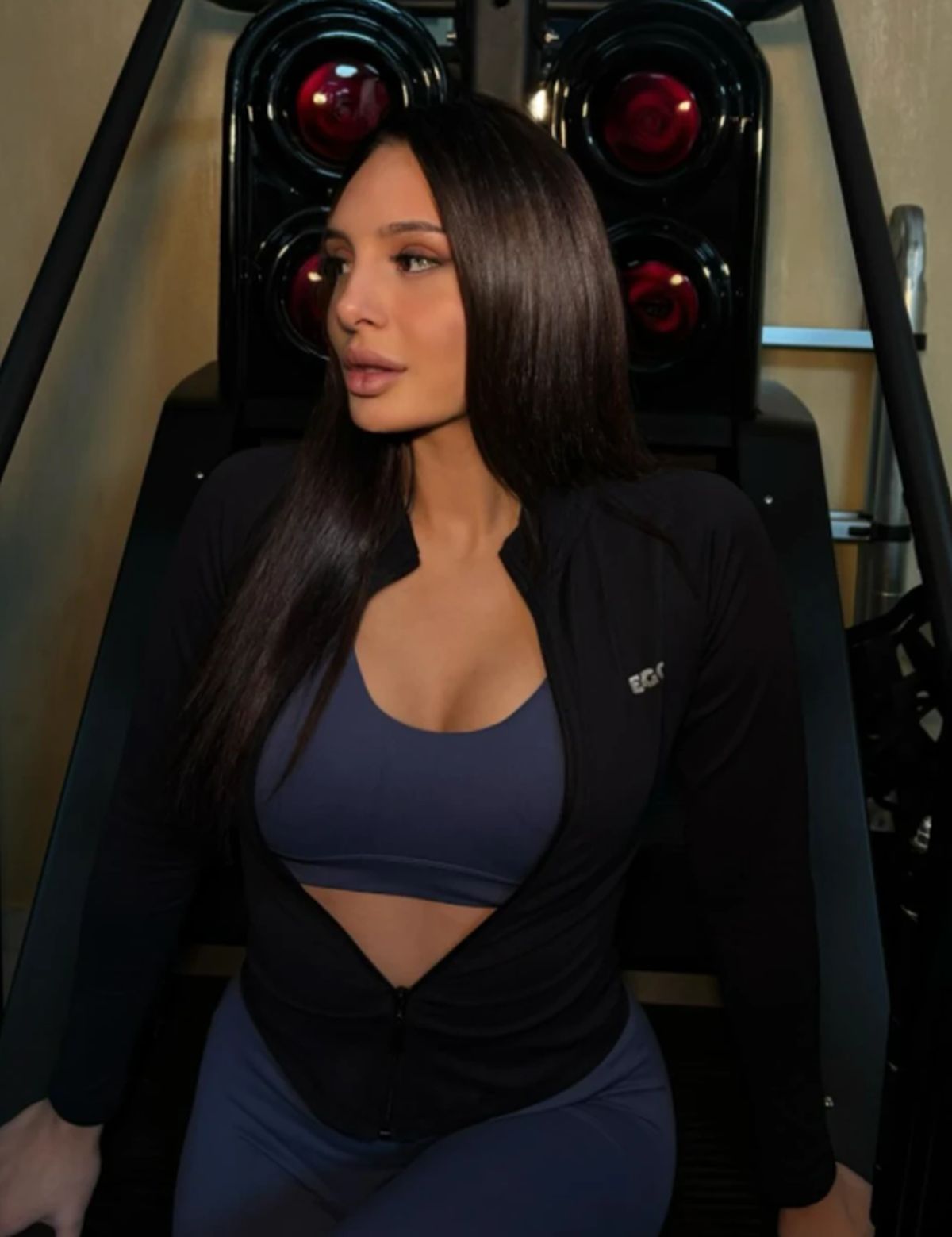 Sestra Lune Đogani u vrelom izdanju na radnom mestu: Nina raskopčala trenerku, pa pokazala raskošne obline