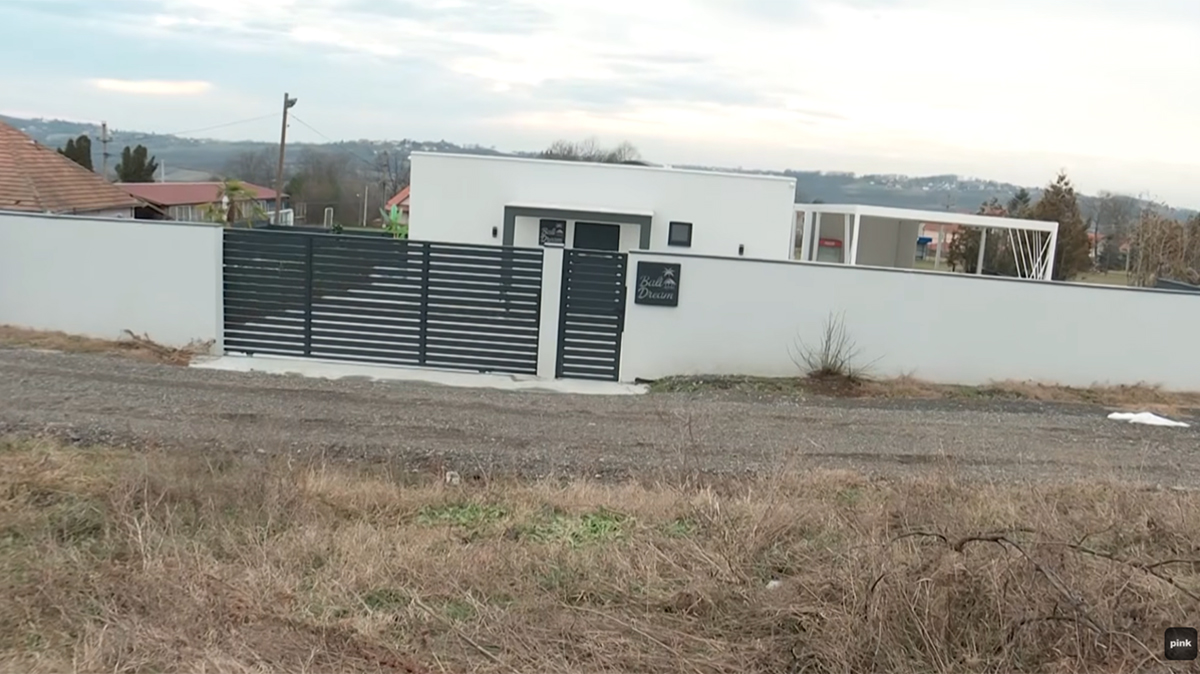 Ovako izgleda luks vikendica Bore Santane od 100.000 evra, a pored placa Milice Kemez: Napravio unosan biznis