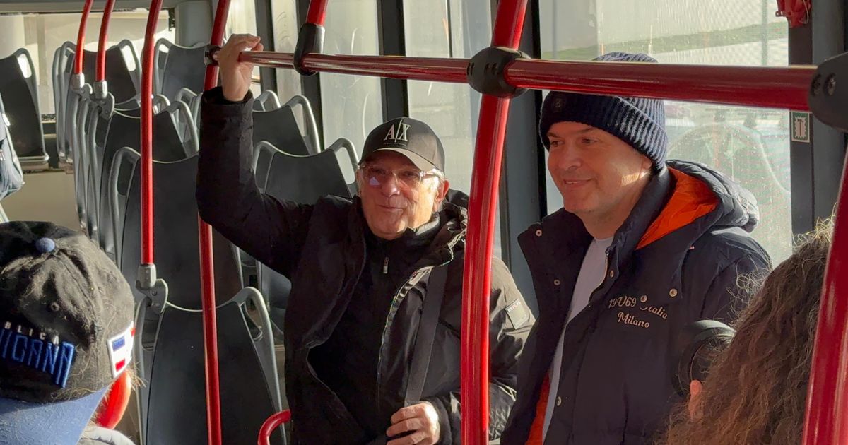 Drži koncerte širom regiona, a sad utrčao u gradski autobus i napravio haos: Ljudi šokirani zbog pevača