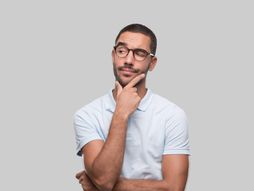 Zbunjen, razmišlja muškarac