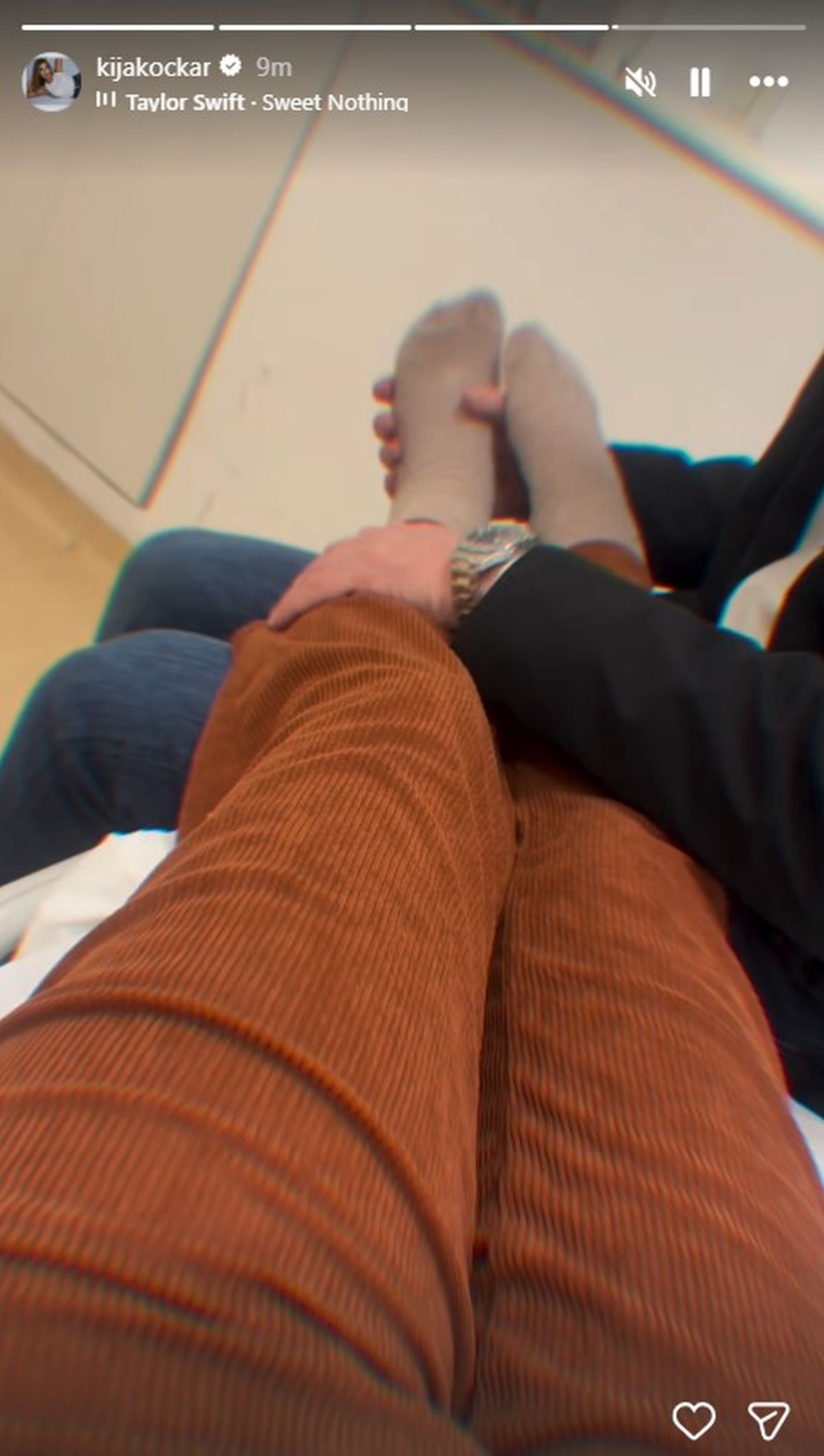 Kija završila u bolnici, verenik se ne odvaja od nje! Masira joj noge, ona tajno usnimila sve