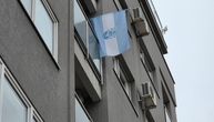 Čudna zastava zavijorila se u Novom Sadu! Svi gledaju balkon u Maksima Gorkog, mi smo zakucali na vrata