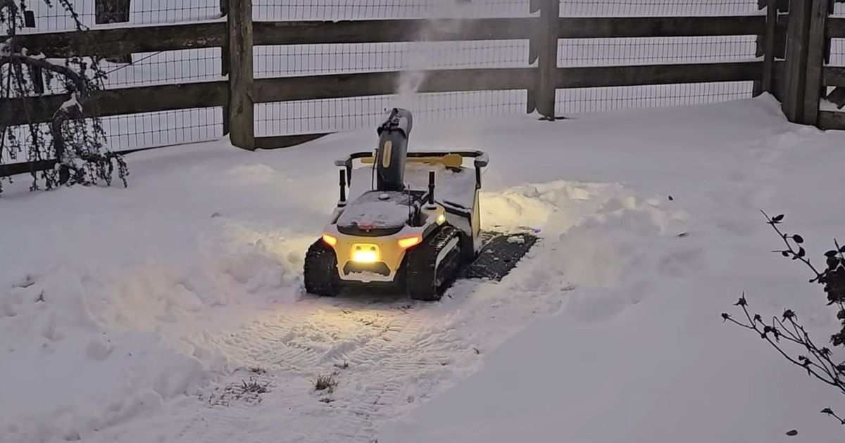 Dok je napolju besnela mećava, on je pio kafu: Robot od 5.000 dolara sam očistio celo dvorište