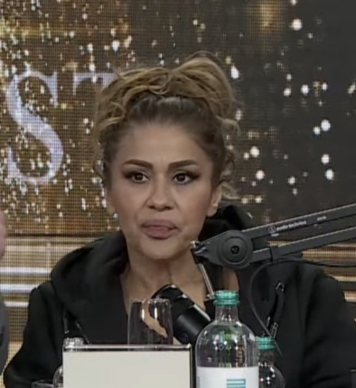 "Ščepala je 500 evra kao da joj je poslednje!" Pevač otkrio kako mu je Mina ukrala bakšiš: "Sandra Rešić laže"