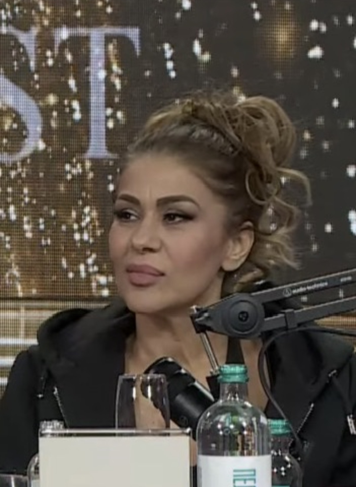 "Ščepala je 500 evra kao da joj je poslednje!" Pevač otkrio kako mu je Mina ukrala bakšiš: "Sandra Rešić laže"