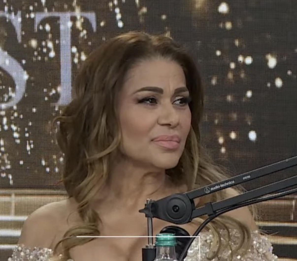 "Ščepala je 500 evra kao da joj je poslednje!" Pevač otkrio kako mu je Mina ukrala bakšiš: "Sandra Rešić laže"