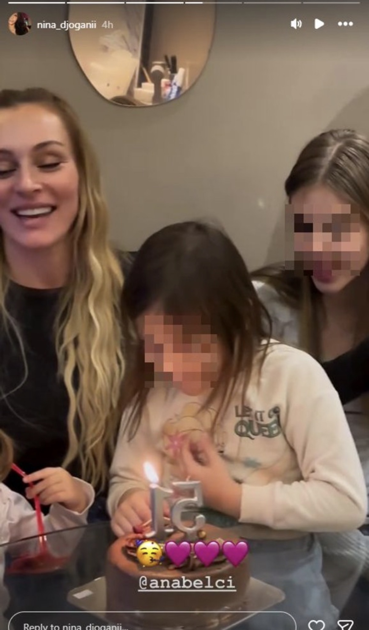 Slavlje kod Đoganijevih, Anabela u 51. godini bez trunke šminke: Okružile je unuke, oduvala svećice