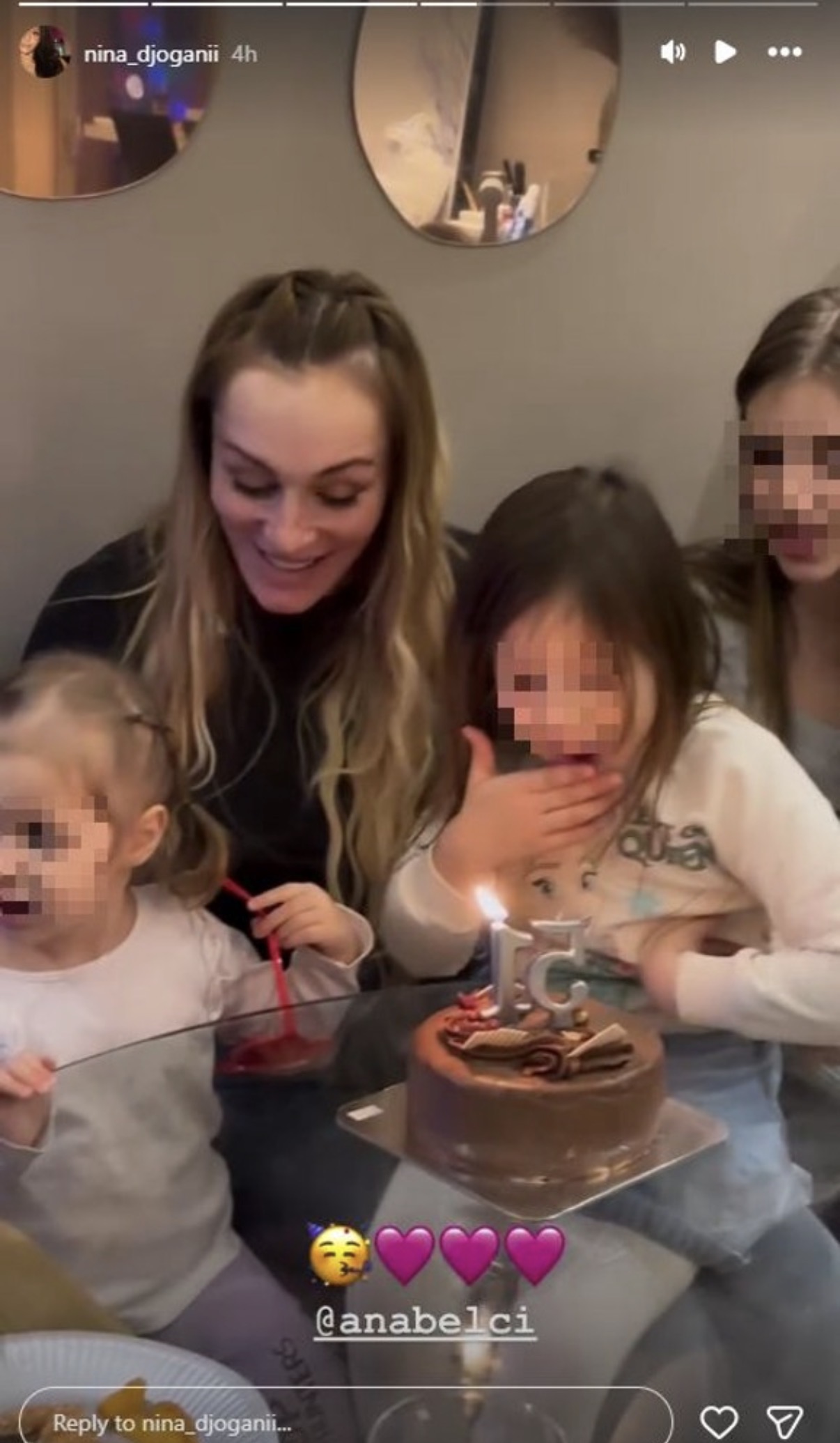 Slavlje kod Đoganijevih, Anabela u 51. godini bez trunke šminke: Okružile je unuke, oduvala svećice