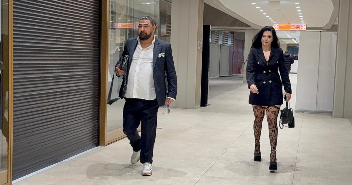 Pevač se pojavio s novom ženom, a pre nje imao SEDAM brakova: Ona šokirala stajlingom na slavlju kod Amidžića