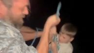 HOROR SNIMAK! Pijani otac konopcem spustio sina sa 7. sprata kako bi zabavio prijatelje, dete ga preklinjalo!