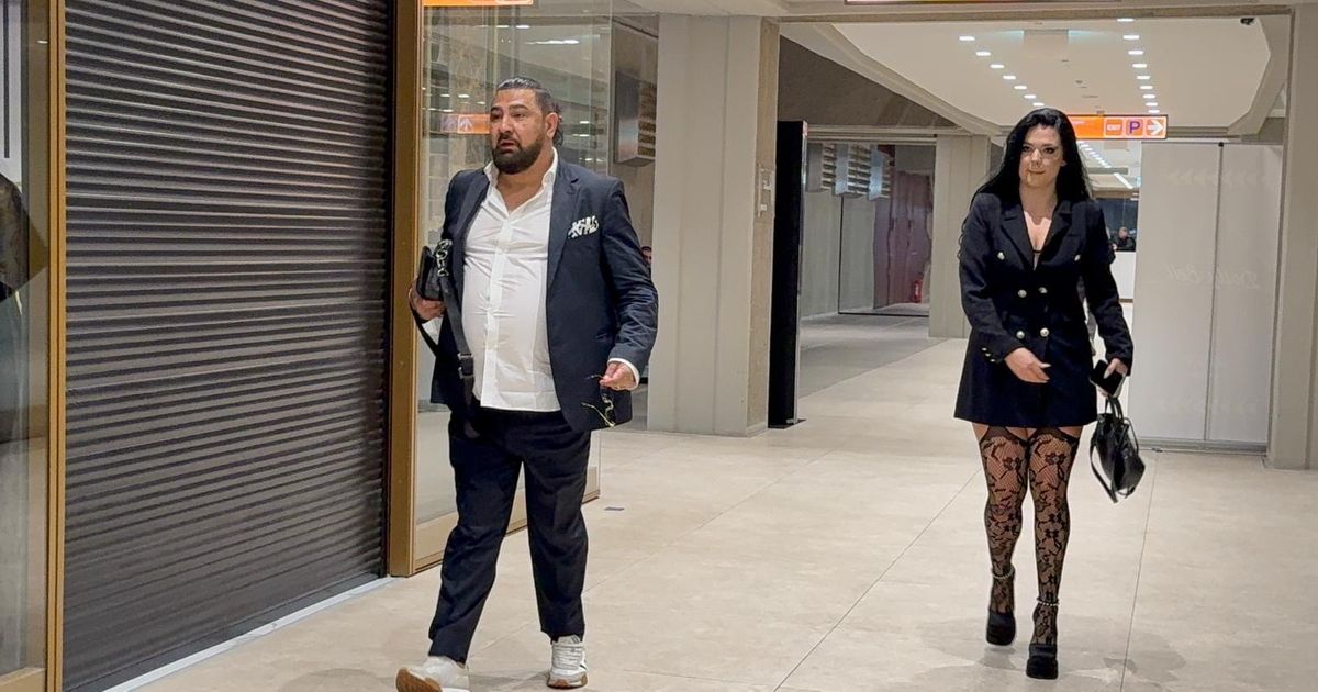 Šok stajling devojke najbogatijeg domaćeg pevača! Kod Amidžića stigla u halterima, kadar otpozadi je "bruka"