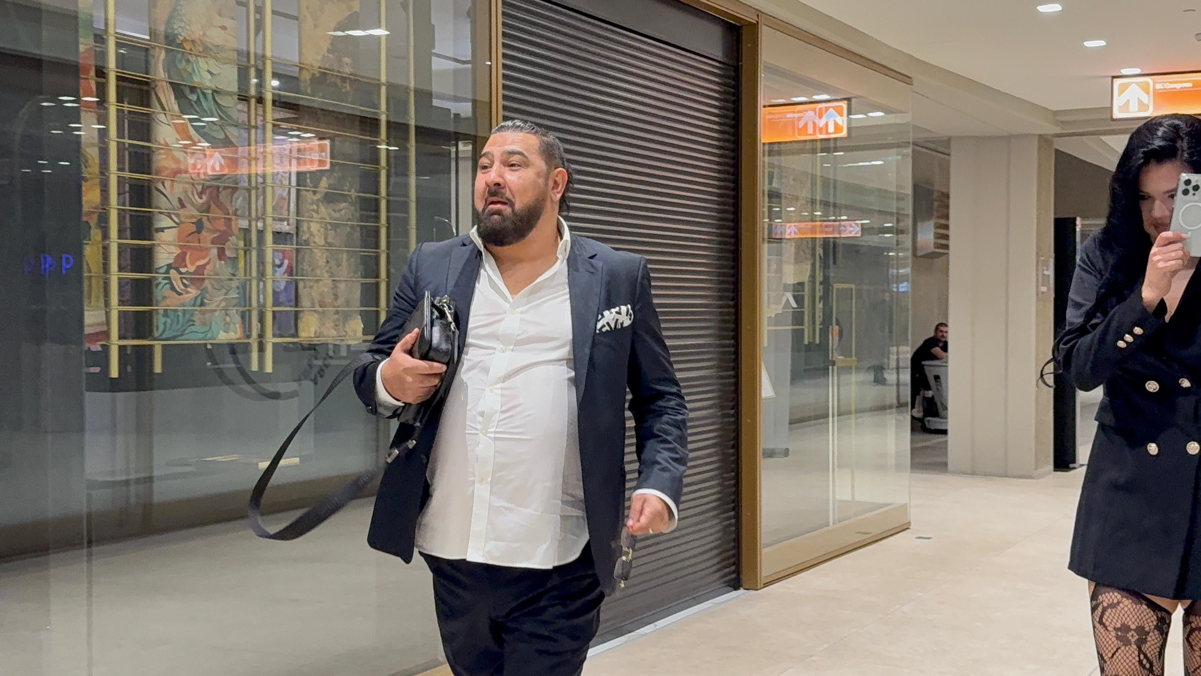 Ne ume da čita, ima 3 razreda škole a jedan je od najbogatijih na estradi: Razvodio se 7 puta, ima osmoro dece