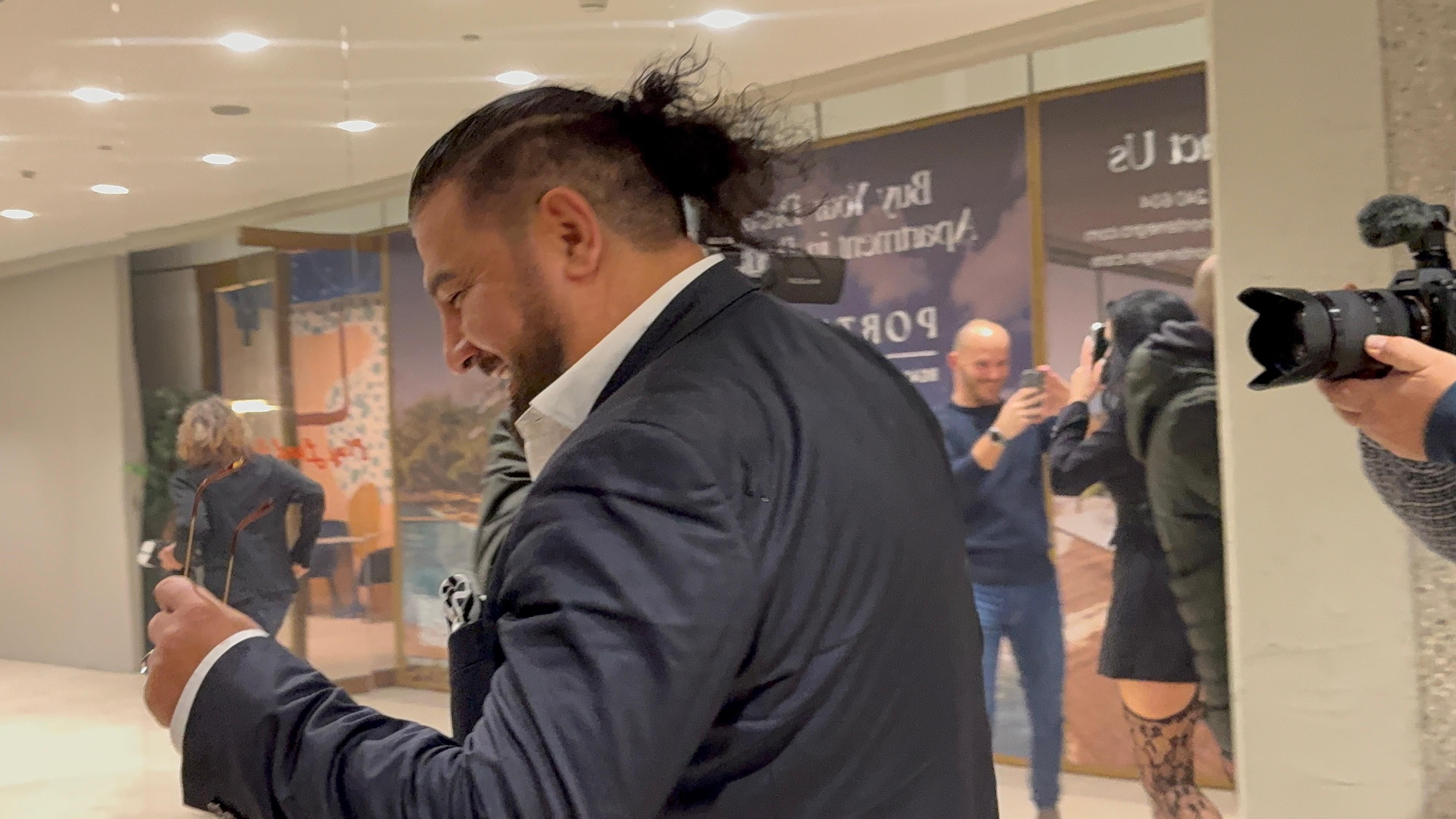 "Nepismen sam, svi znaju" Pevač zgrće milione a ima samo 3 razreda škole: Deci dao neobična imena "Poršej..."