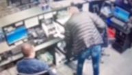 Upao u kladionicu punu ljudi, pa ukrao novac: Pogledajte snimak drskog razbojništva na Karaburmi