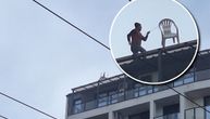 Dramatične scene na Vračaru: Čovek se popeo i skinuo stolicu koja je pretila da padne nekome na glavu