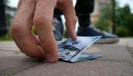 Našao papir u kojem su bile umotane pare i dva broja: Usledio je poziv koji je ostavio sve bez reči