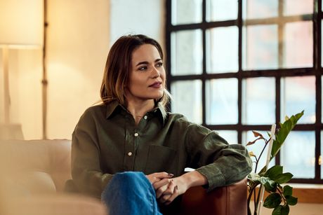 žena, sedi, fotelja