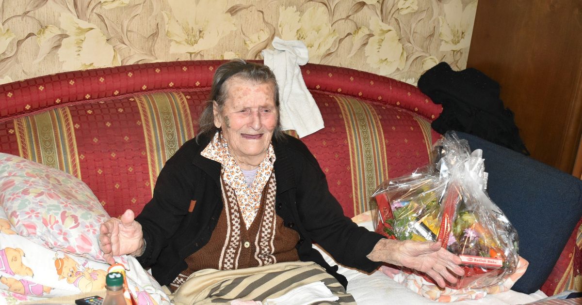 Ima 102 godine, puši od 12. i jede masno: Baka Slavka iz Trnjana proslavila rođendan, ovo je njena priča