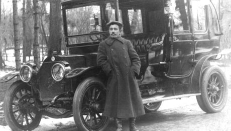 Spomenik prvog vlasnika automobila u Srbiji, Prvi automobil u Srbiji