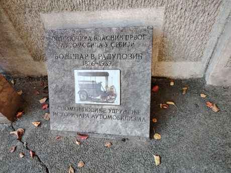 Spomenik prvog vlasnika automobila u Srbiji, Prvi automobil u Srbiji