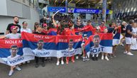 Dok se Alkaraz muči na AO, navijači Novaka Đokovića se okupili ispred stadiona, dobili i neočekivanog gosta
