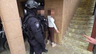 Ovako je uhapšena žena za KRAĐU VEKA u Beogradu! UKP joj upao u kuću usred bela dana, izveli je u PAPUČAMA