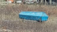 Mrtvački sanduk, i to plav, ostavljen usred njive u Gamzigradu: Meštani sležu ramenima, možda je opomena