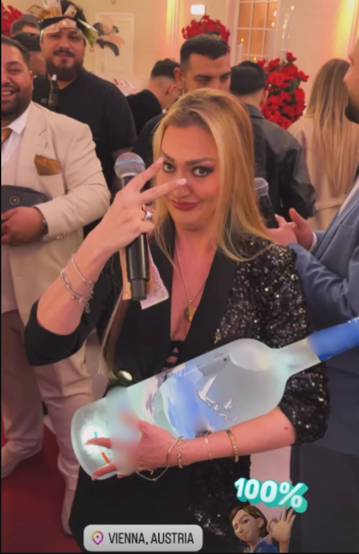 Opa, široko! Sandru Rešić zakićivali u Beču novčanicama od 500 evra: Snimak usijao mreže, svi gledaju u OVO