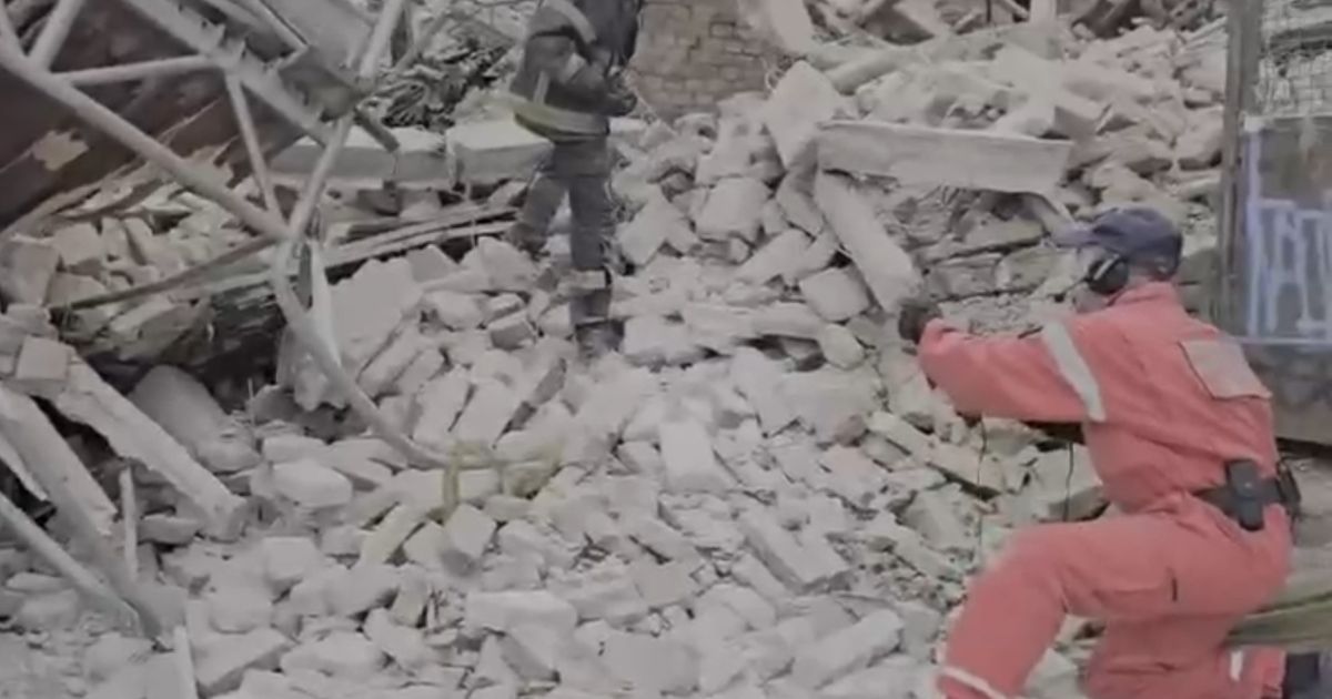 Gledajte kako vatrogasci pretražuju ruševine nakon što se urušio dio zgrade u George Washingtonu – Novosti