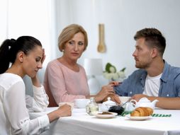 porodica, muž i žena, svekrva, brak, ručak, porodični ručak
