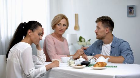 porodica, muž i žena, svekrva, brak, ručak, porodični ručak