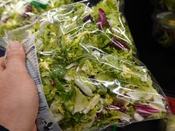 salata u kesi, salata, kupovina, prodavnica, povrće