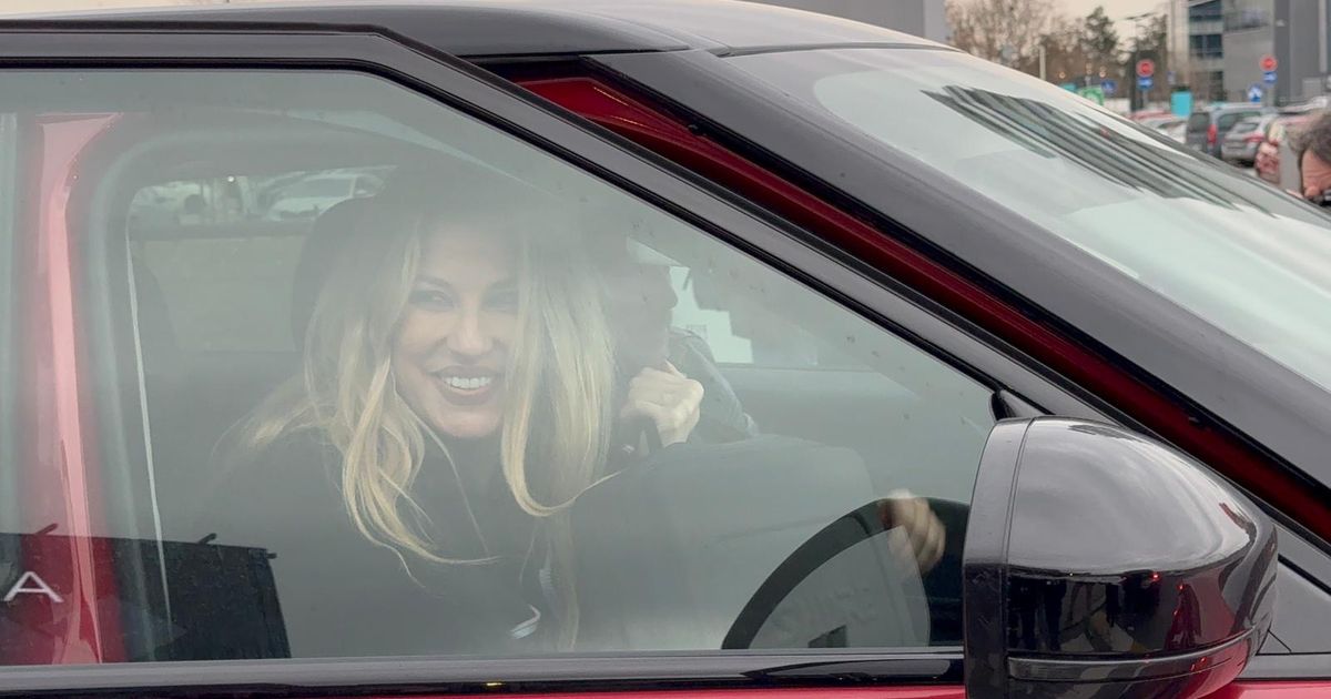 Snimili smo Radu Manojlović sa novim dečkom: Kršni muškarac došao po nju u brutalnom džipu, krio se od kamera