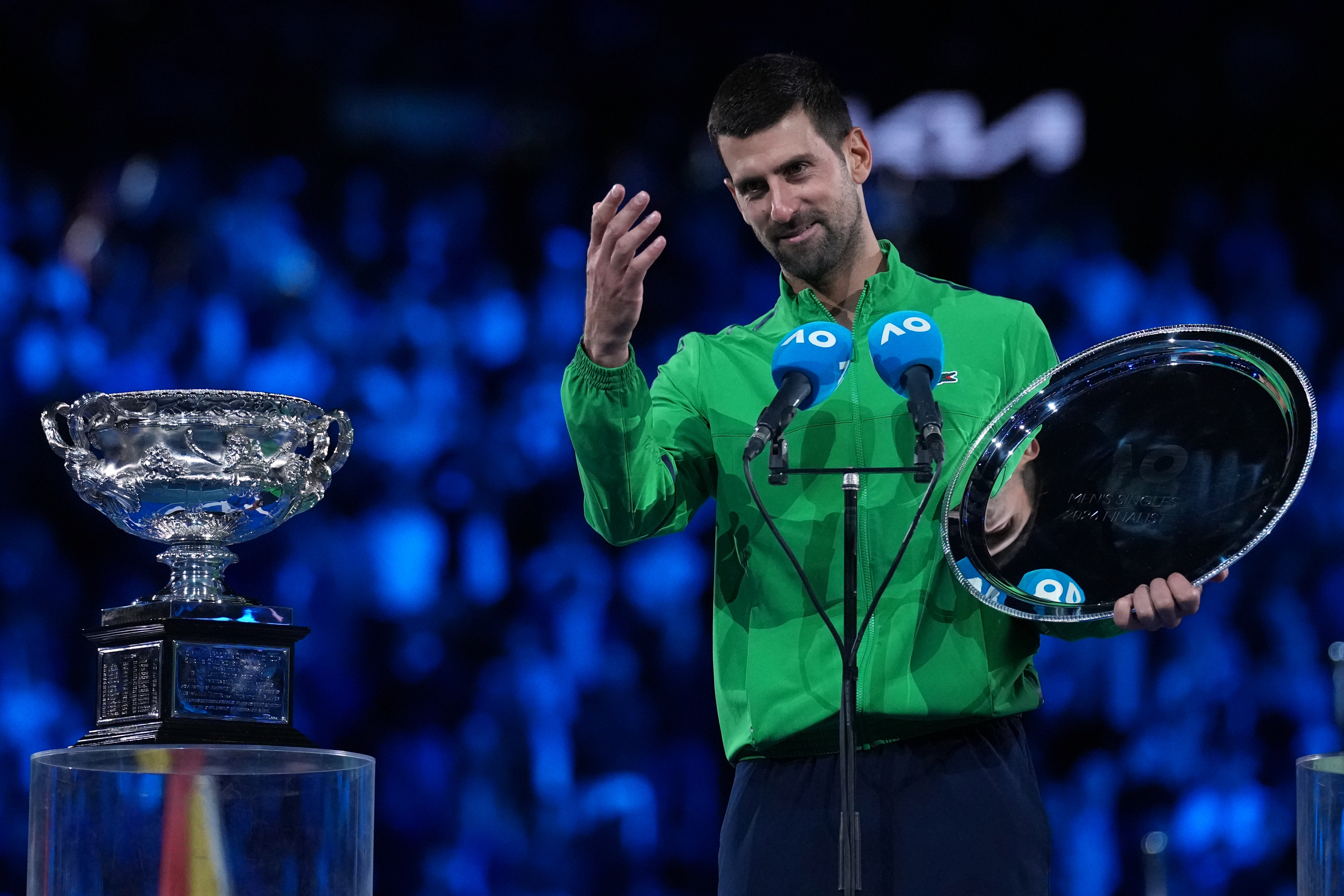 Novak Đoković ljudska gromada: Nole ispao šmeker, sa muzičarima na parkingu otpevao čuveni hit Marinka Rokvića