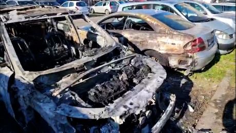 Izgoreli automobili u Ulici Marije Bursac u Zemun