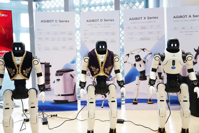 Kompanije Minth i AgiBot predstavile u Kineskom kulturnom centru u Beogradu humanoidne robote