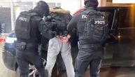 "POLICIJA, POLICIJA!" Pogledajte trenutak kada su naoružani specijalci po MRKLOM MRAKU upali u štek u Zemunu
