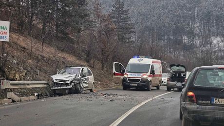 Direktan sudar dva automobila u klisuri reke Despotovice