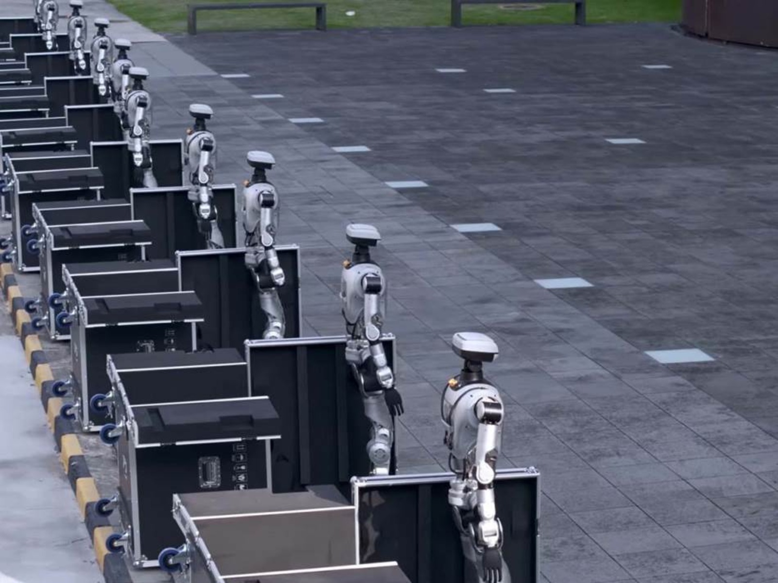 Stiže vojska robota: Kina otvara fabriku koja pravi humanoidne mašine na svakih 30 minuta