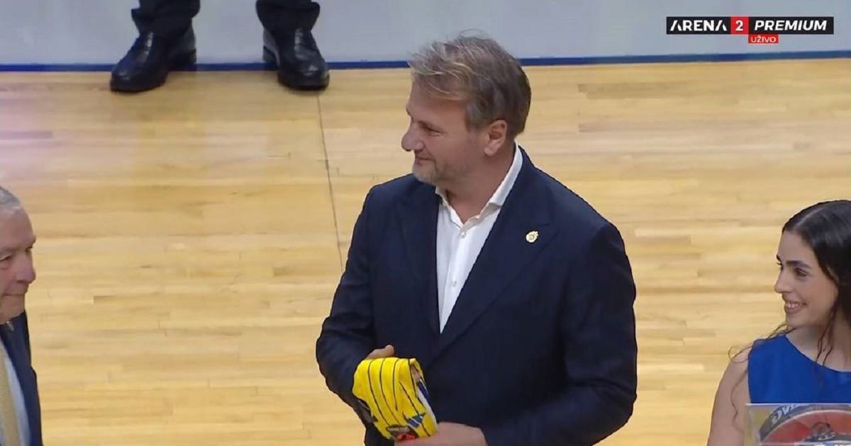 Ostoja Mijailović došao na utakmicu Partizana: Svi navijači ga pozdravili aplauzom, uručen i poseban poklon