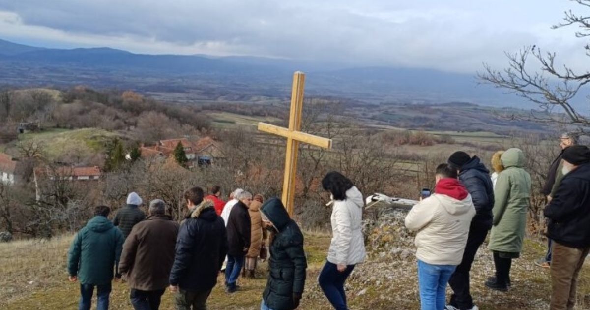 Novi krst iznad Vrmdže osvećen i obasjava kotlinu: Porodica Radisavljević donirala svetlost rodnom selu