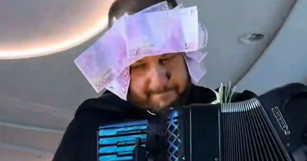 Harmonikašu čelo okićeno novčanicama od 500 evra! Čašom svira harmoniku, a pare lete: Hit snimak usijao mreže