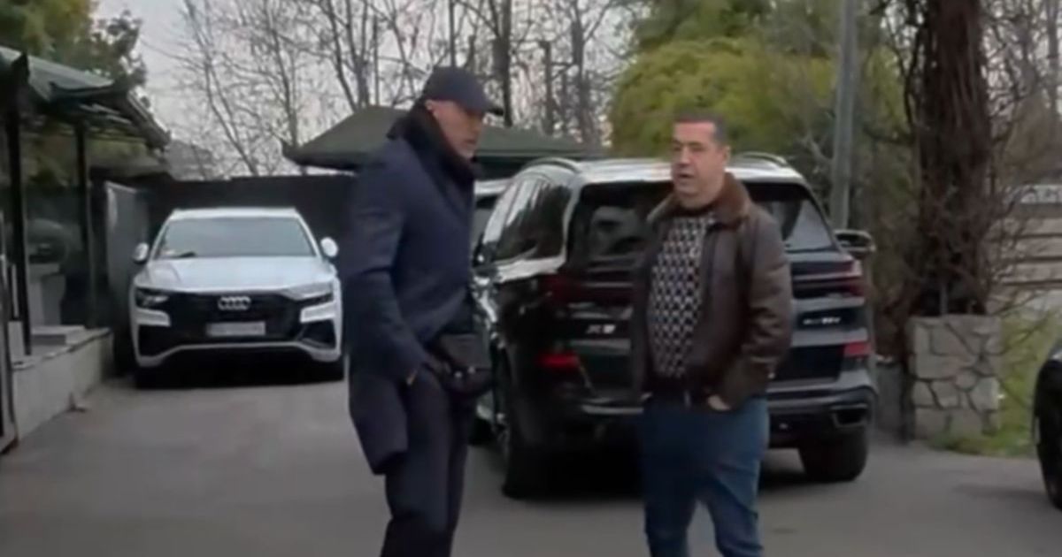 Snimili smo Sašu Obradovića ispred čuvenog restorana posle pobede nad Hapoelom: Vozi "zver" od auta!