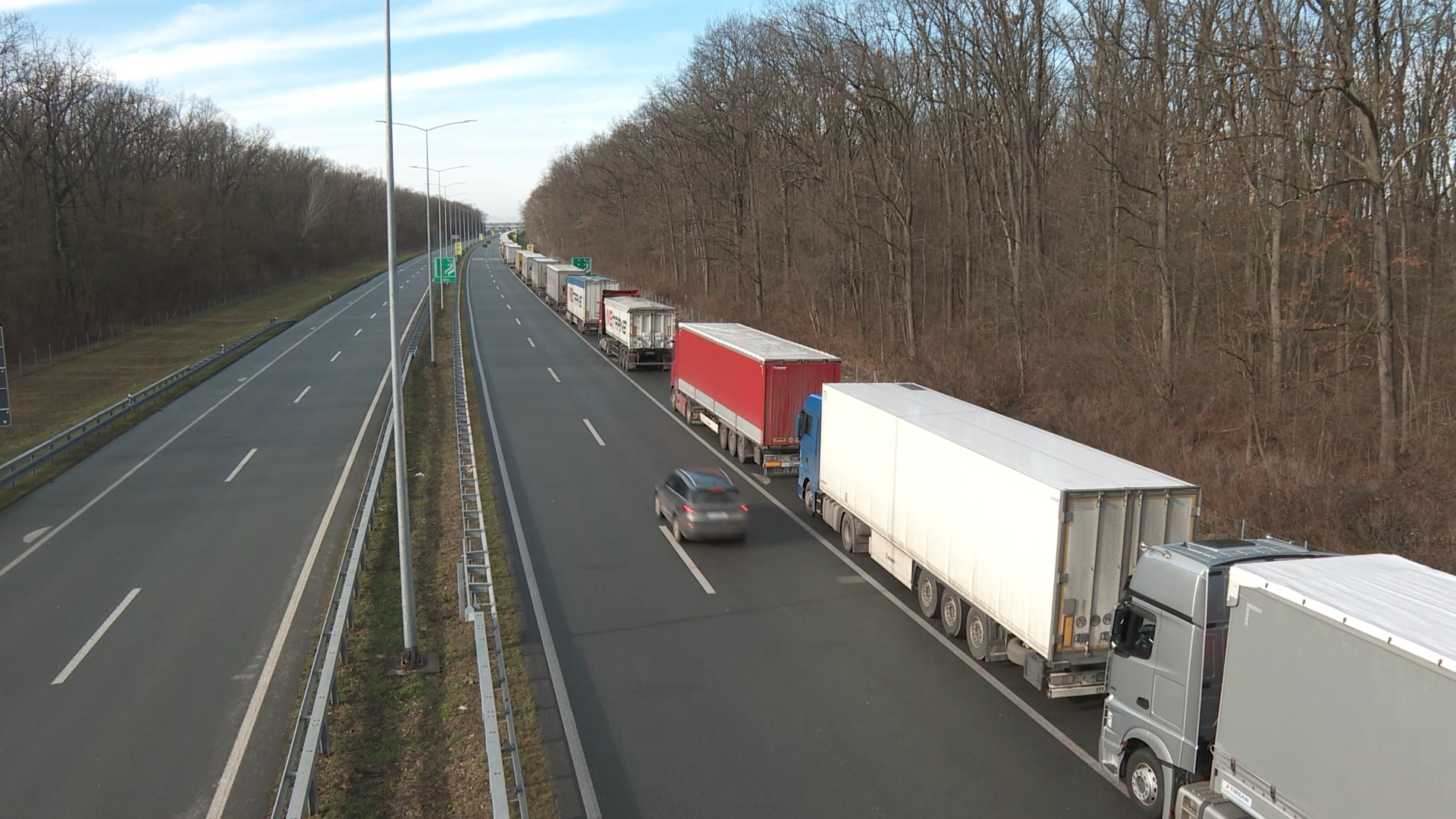 Počela blokada graničnih prelaza: Prevoznici parkiranim kamionima zaustavili promet robe